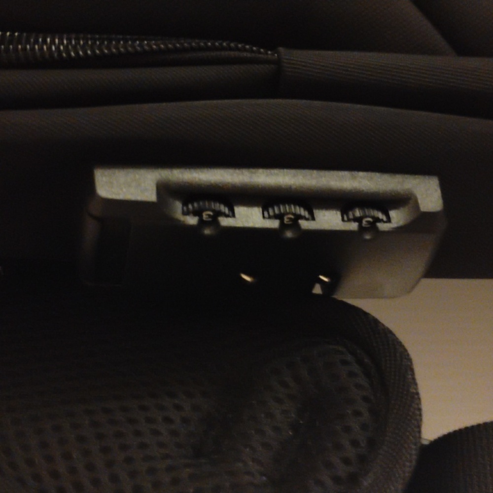 Wilson Anti-Theft Sling Bag Like New Condition - Picture 4 of 12